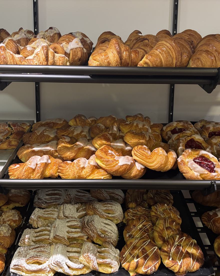 Een rek met verse koffiekoeken en croissants