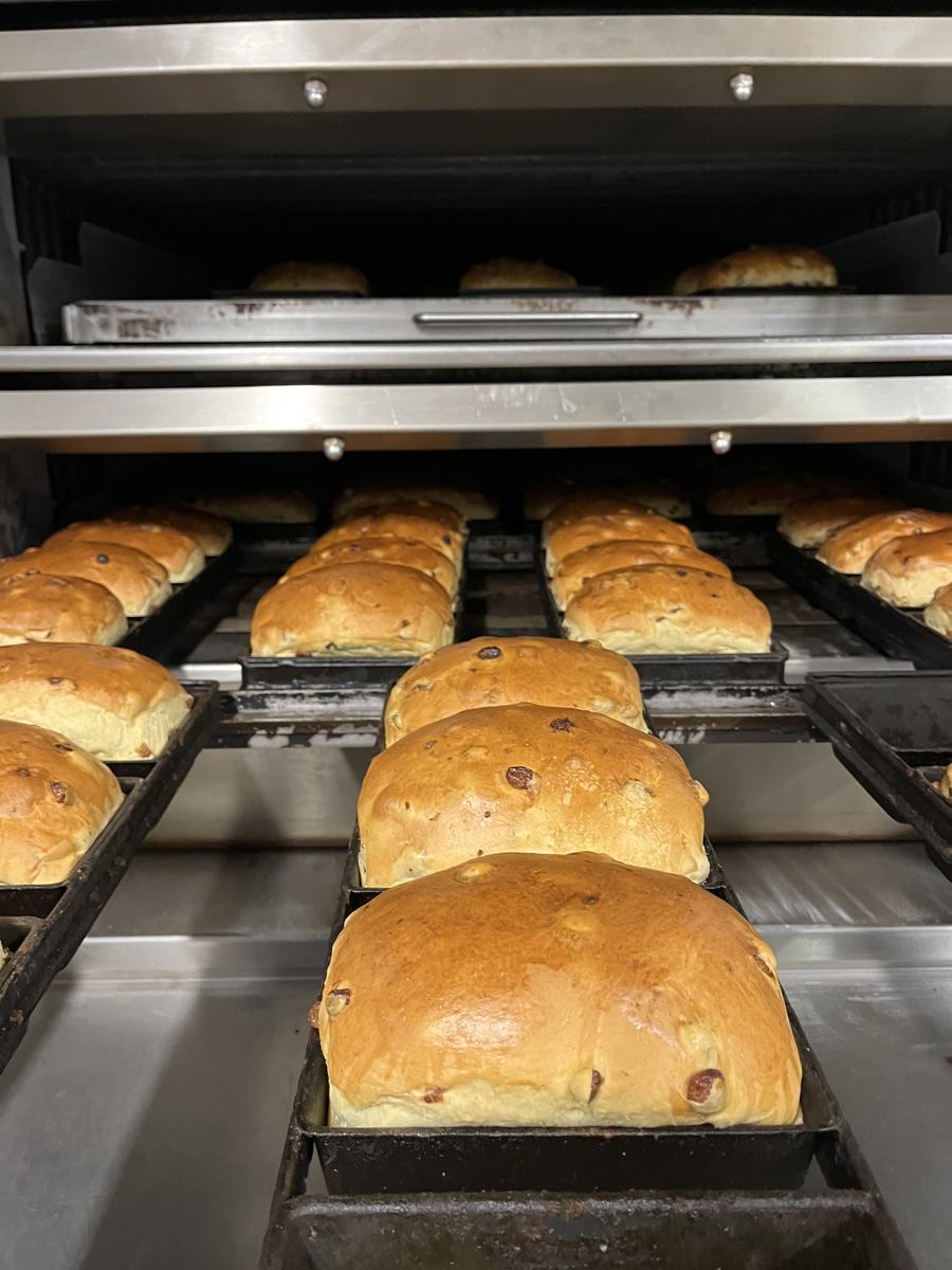Vers gebakken broden komen uit de oven