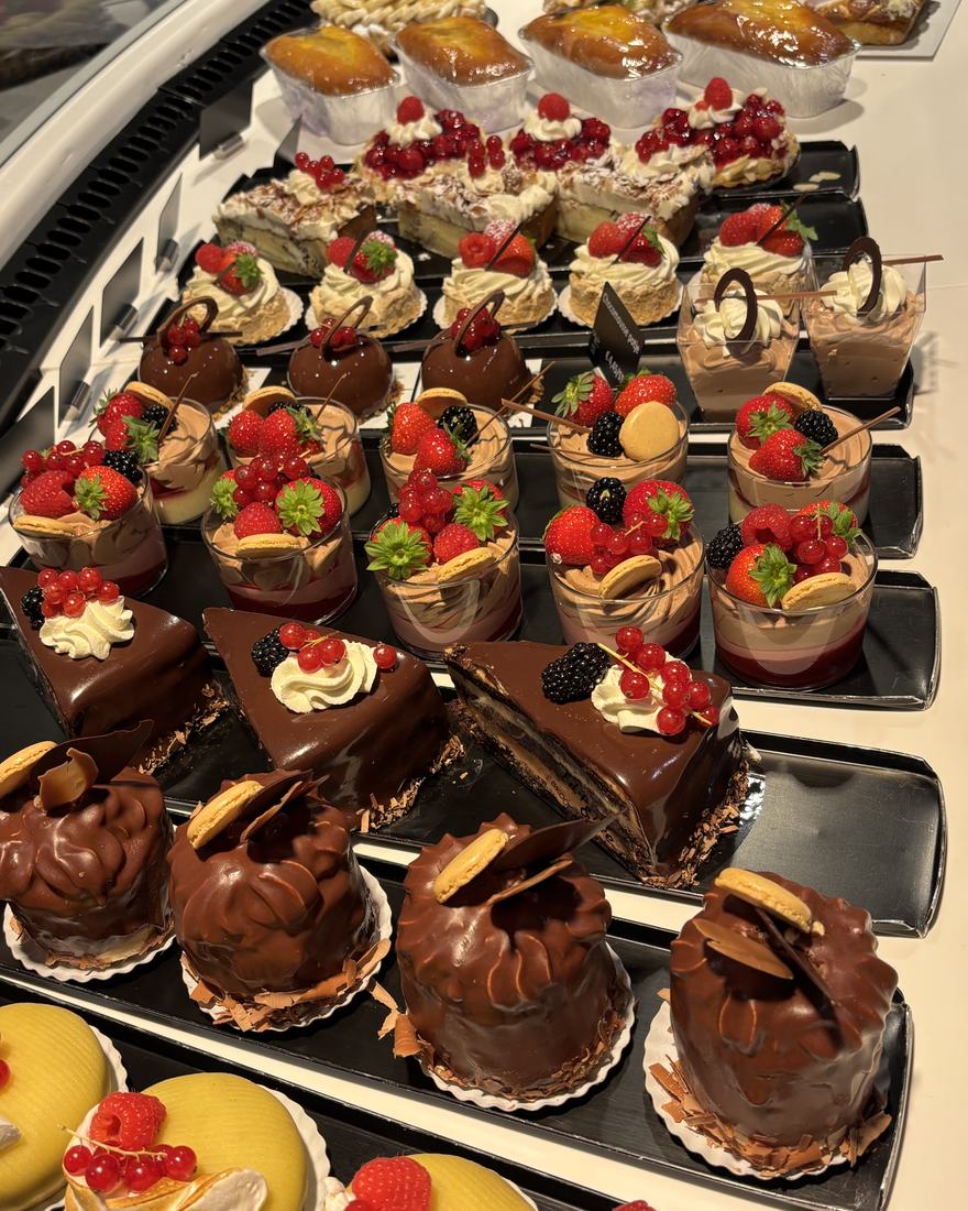 Een schaal met verschillende gebakjes en patisserie