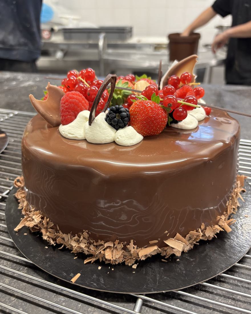Chocoladetaart afgewerkt met aardbeien, frambozen en bramen